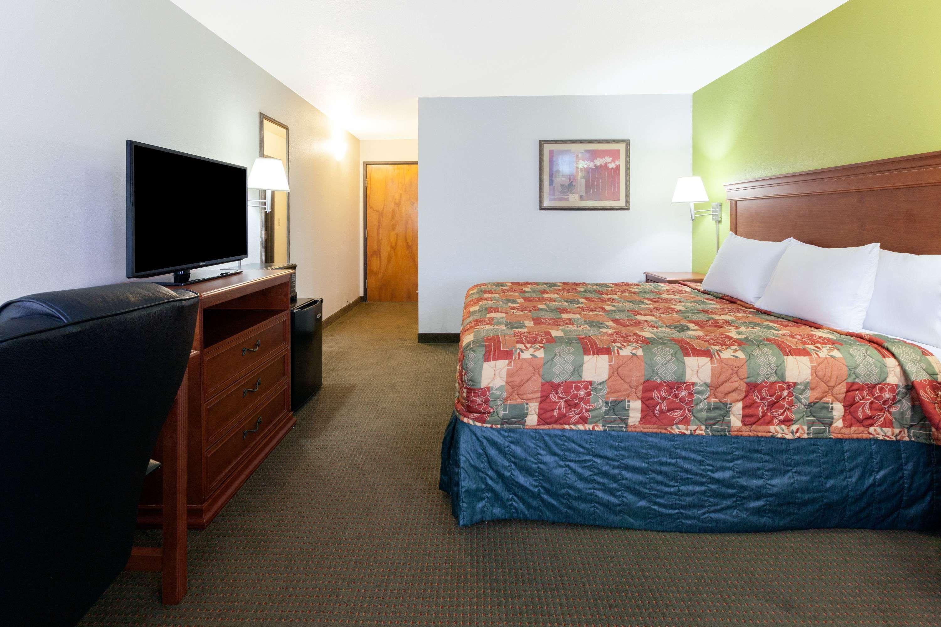 Days Inn By Wyndham Shawnee Exteriör bild