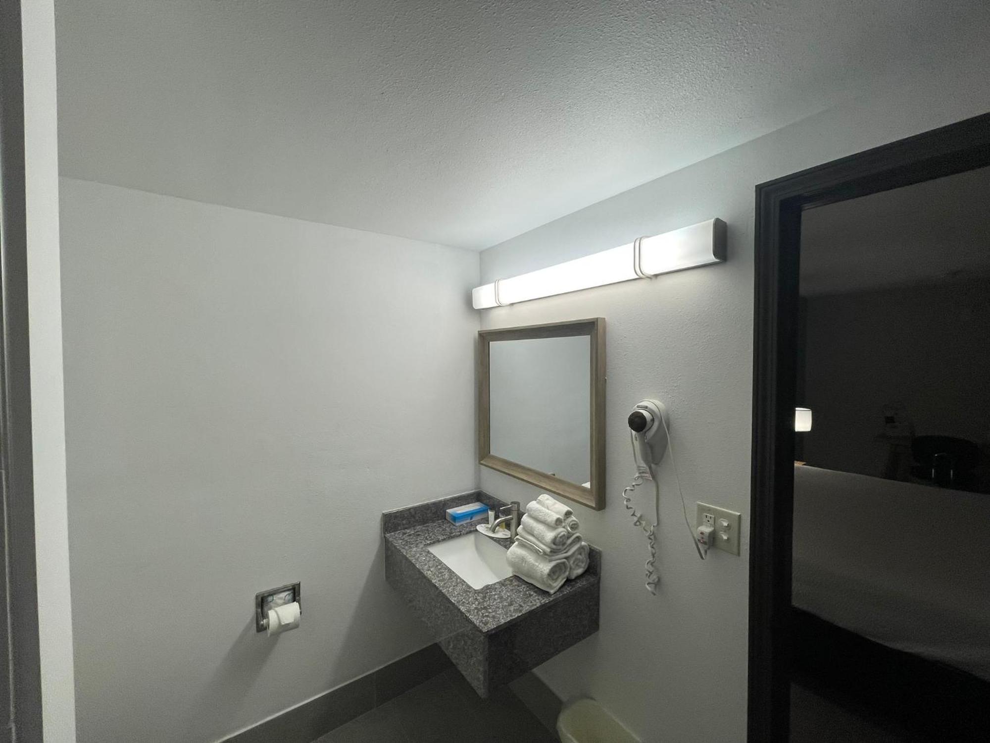 Days Inn By Wyndham Shawnee Exteriör bild
